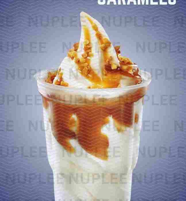 Vaso de sundae con caramelo